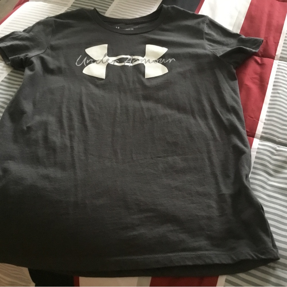 WOMEMS UNDER ARMOUR TSHIRT sz med